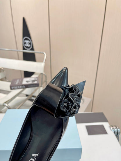 BALLET FLATS POINTED TOE IN BLACK SHINY CALFSKIN ATTACHED FLOWERS