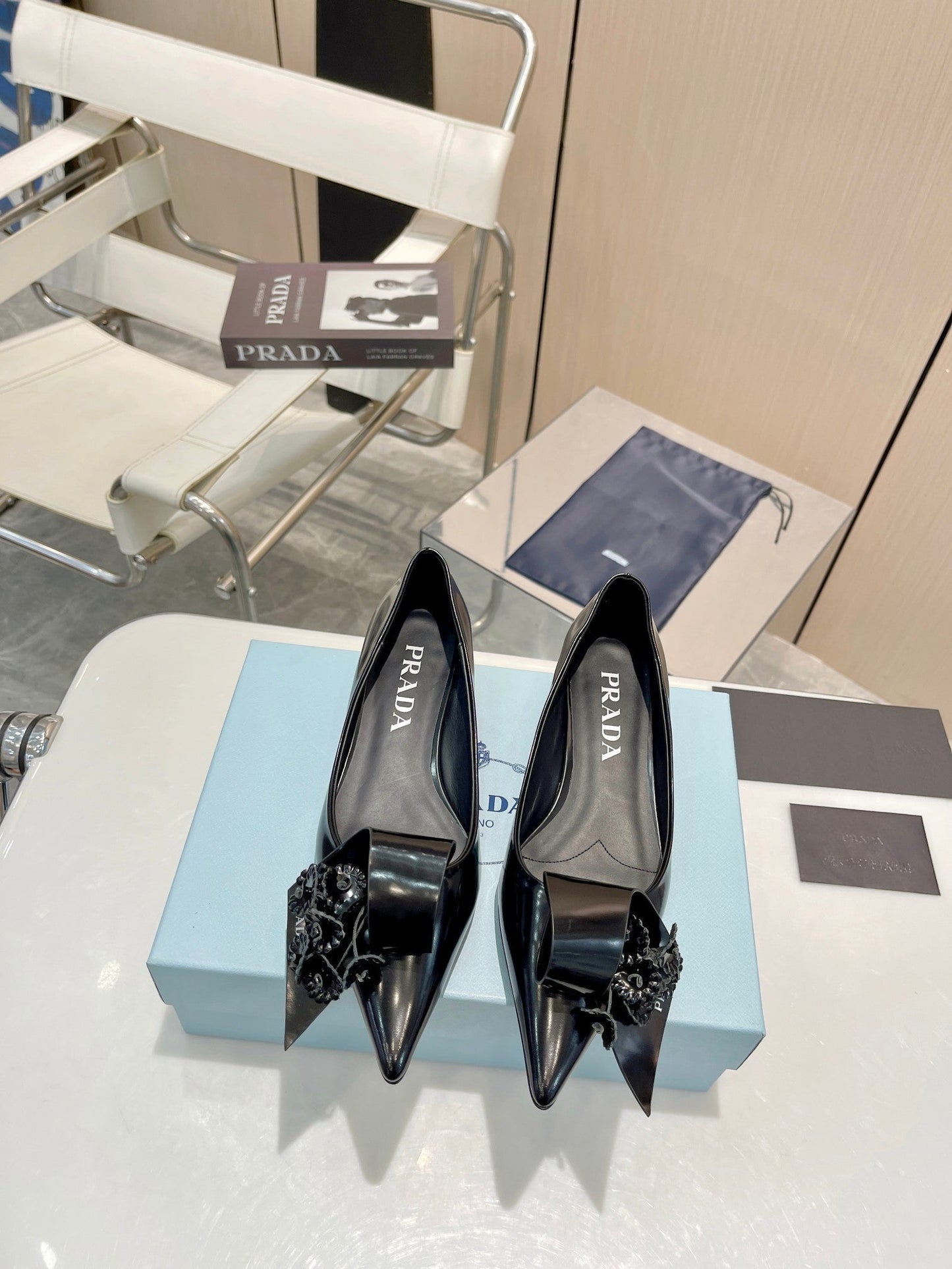 BALLET FLATS POINTED TOE IN BLACK SHINY CALFSKIN ATTACHED FLOWERS