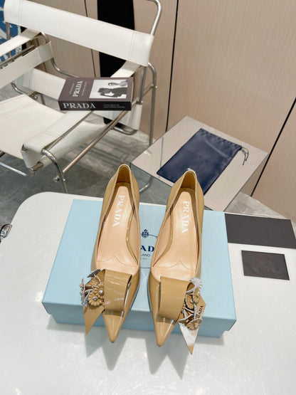 MEDIUM HEEL PUMPS IN TORTILLA BROWN PATENT CALFSKIN ATTACHED CREATIVE FLOWERS