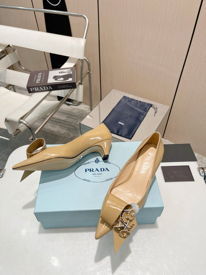 MEDIUM HEEL PUMPS IN TORTILLA BROWN PATENT CALFSKIN ATTACHED CREATIVE FLOWERS