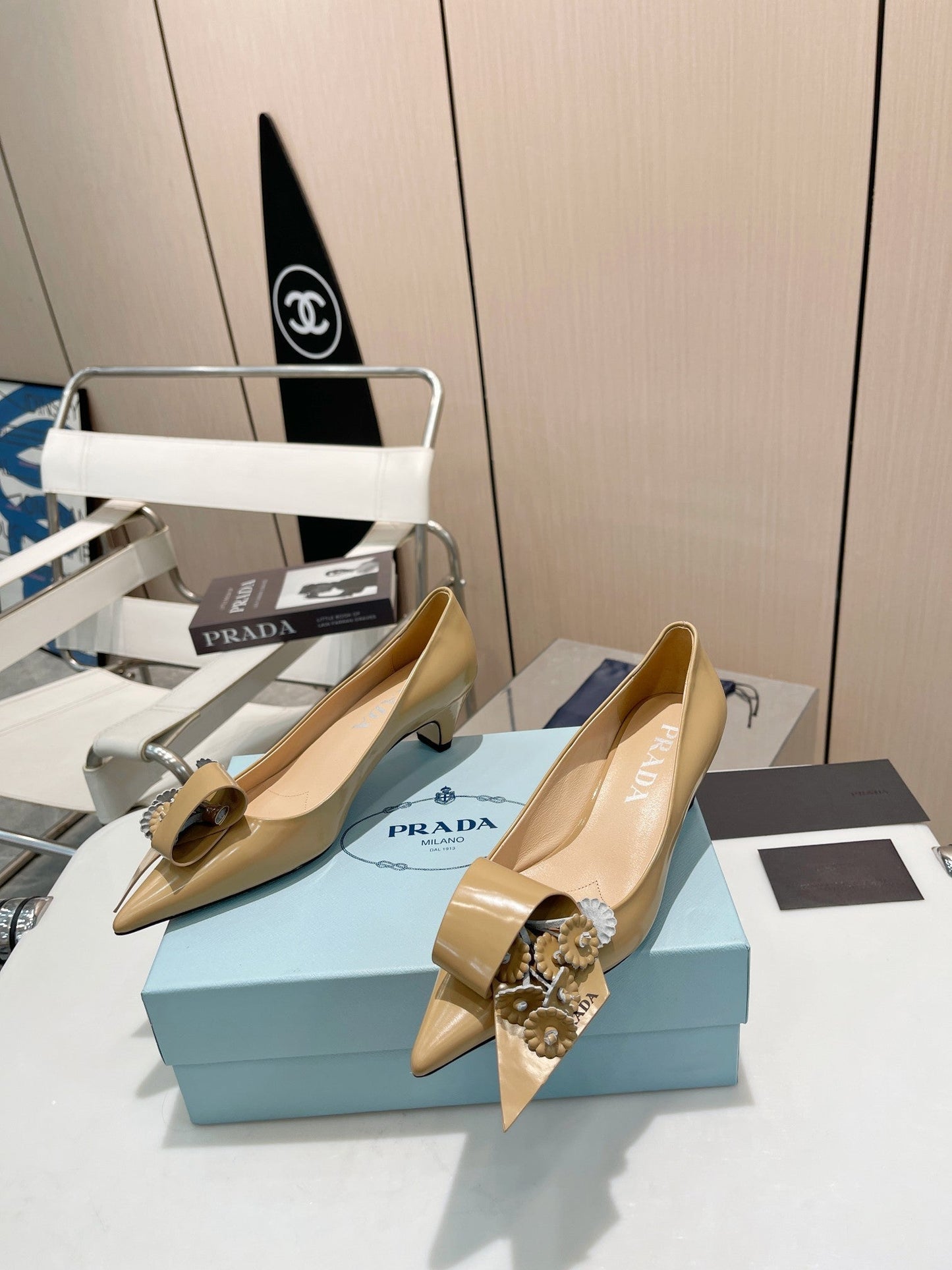 MEDIUM HEEL PUMPS IN TORTILLA BROWN PATENT CALFSKIN ATTACHED CREATIVE FLOWERS