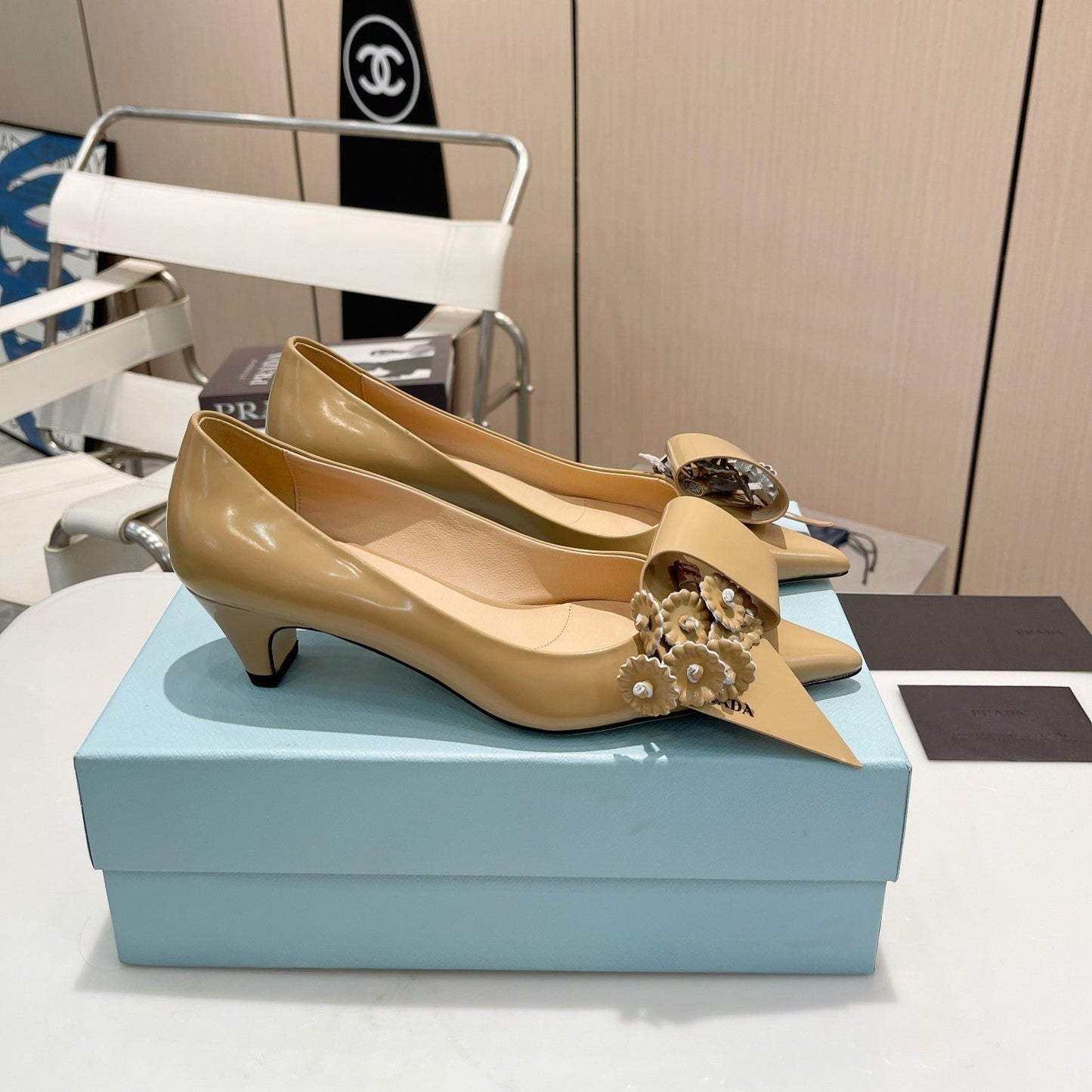 MEDIUM HEEL PUMPS IN TORTILLA BROWN PATENT CALFSKIN ATTACHED CREATIVE FLOWERS