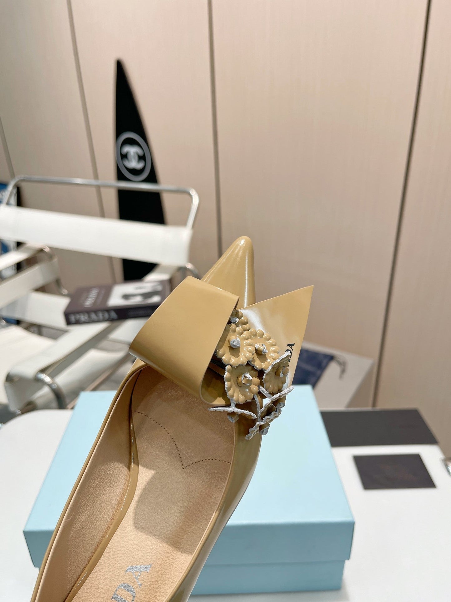 MEDIUM HEEL PUMPS IN TORTILLA BROWN PATENT CALFSKIN ATTACHED CREATIVE FLOWERS