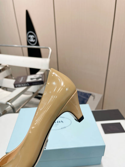 MEDIUM HEEL PUMPS IN TORTILLA BROWN PATENT CALFSKIN ATTACHED CREATIVE FLOWERS