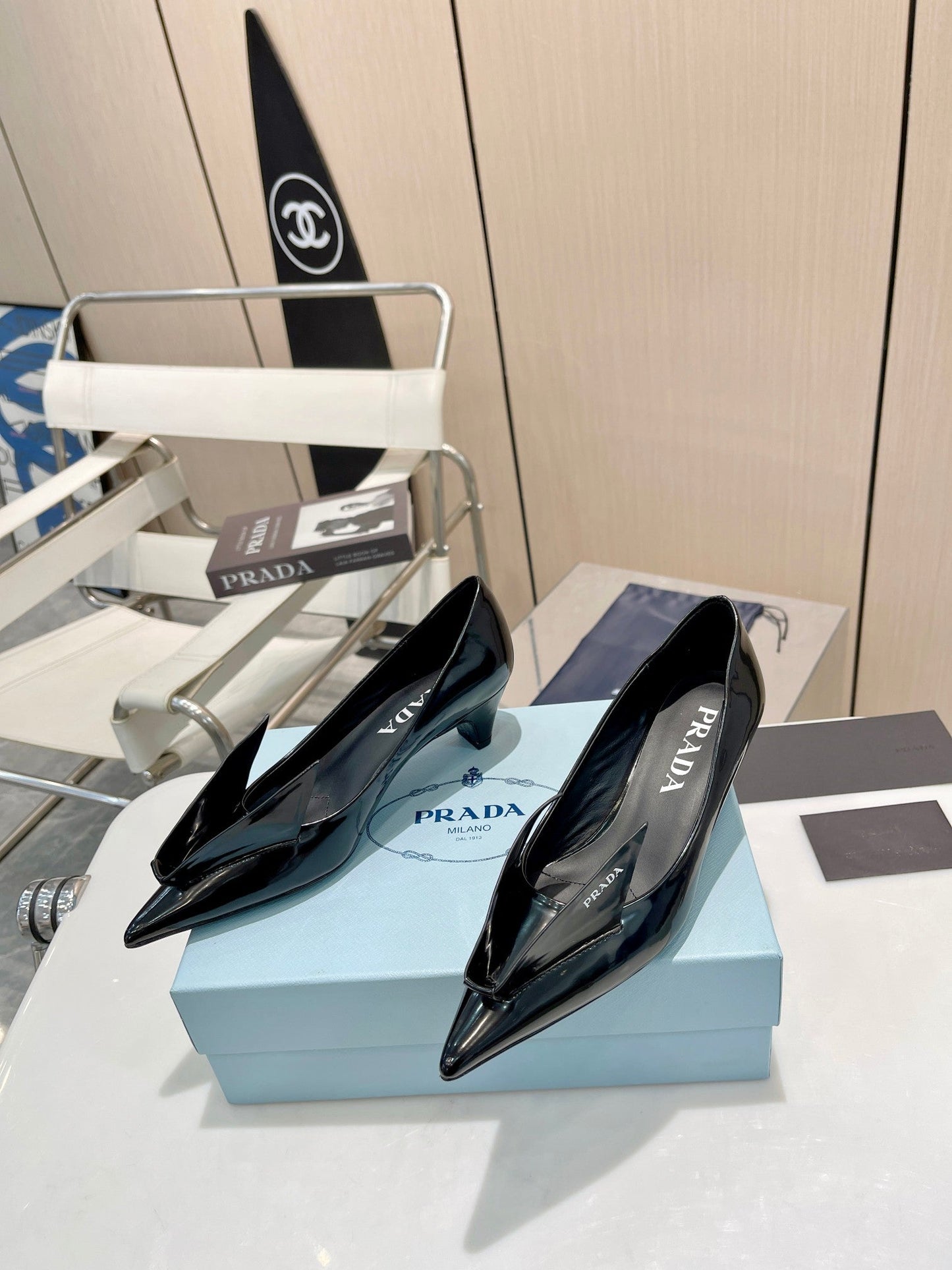 KITTEN HEEL PUMPS WITH CREATIVE SHAPE IN BLACK GLOSSY LAMBSKIN