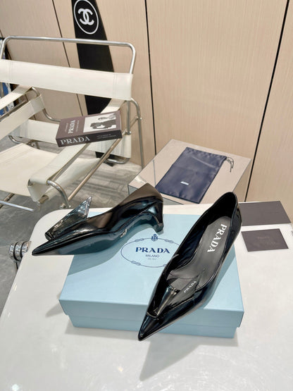 KITTEN HEEL PUMPS WITH CREATIVE SHAPE IN BLACK GLOSSY LAMBSKIN