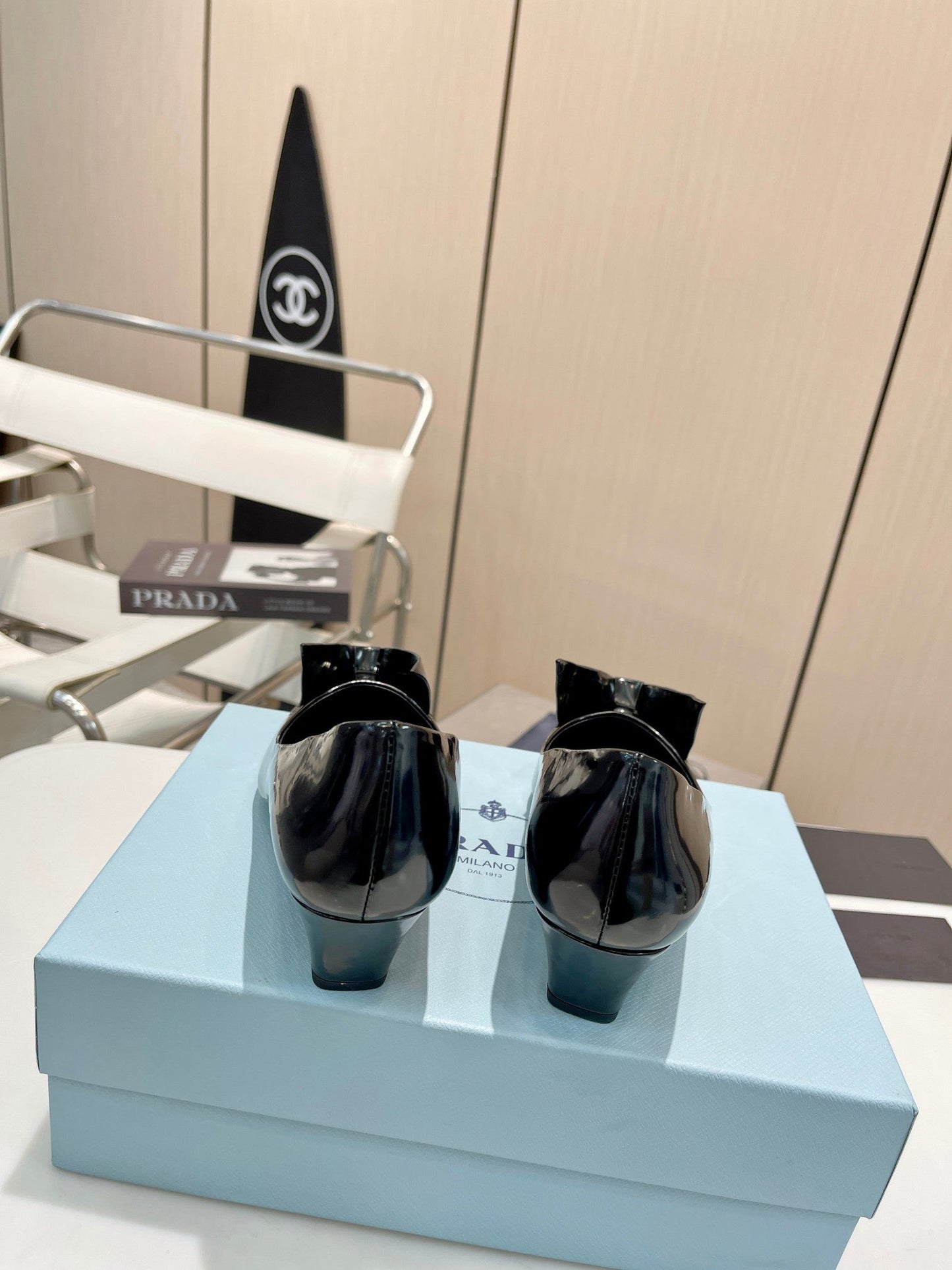 KITTEN HEEL PUMPS WITH CREATIVE SHAPE IN BLACK GLOSSY LAMBSKIN