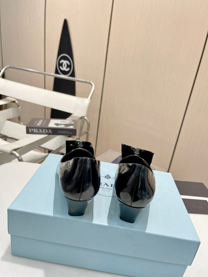 KITTEN HEEL PUMPS WITH CREATIVE SHAPE IN BLACK GLOSSY LAMBSKIN