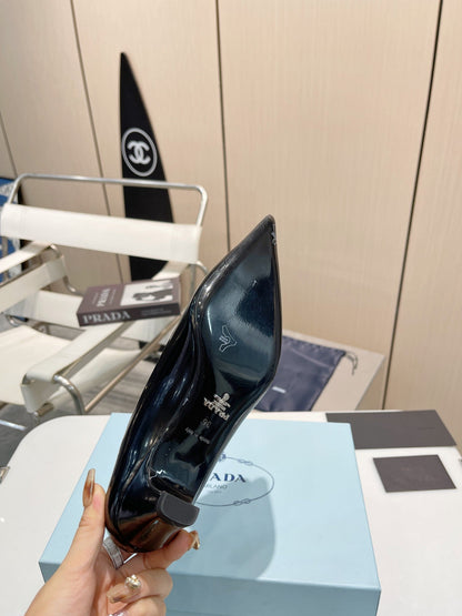 KITTEN HEEL PUMPS WITH CREATIVE SHAPE IN BLACK GLOSSY LAMBSKIN