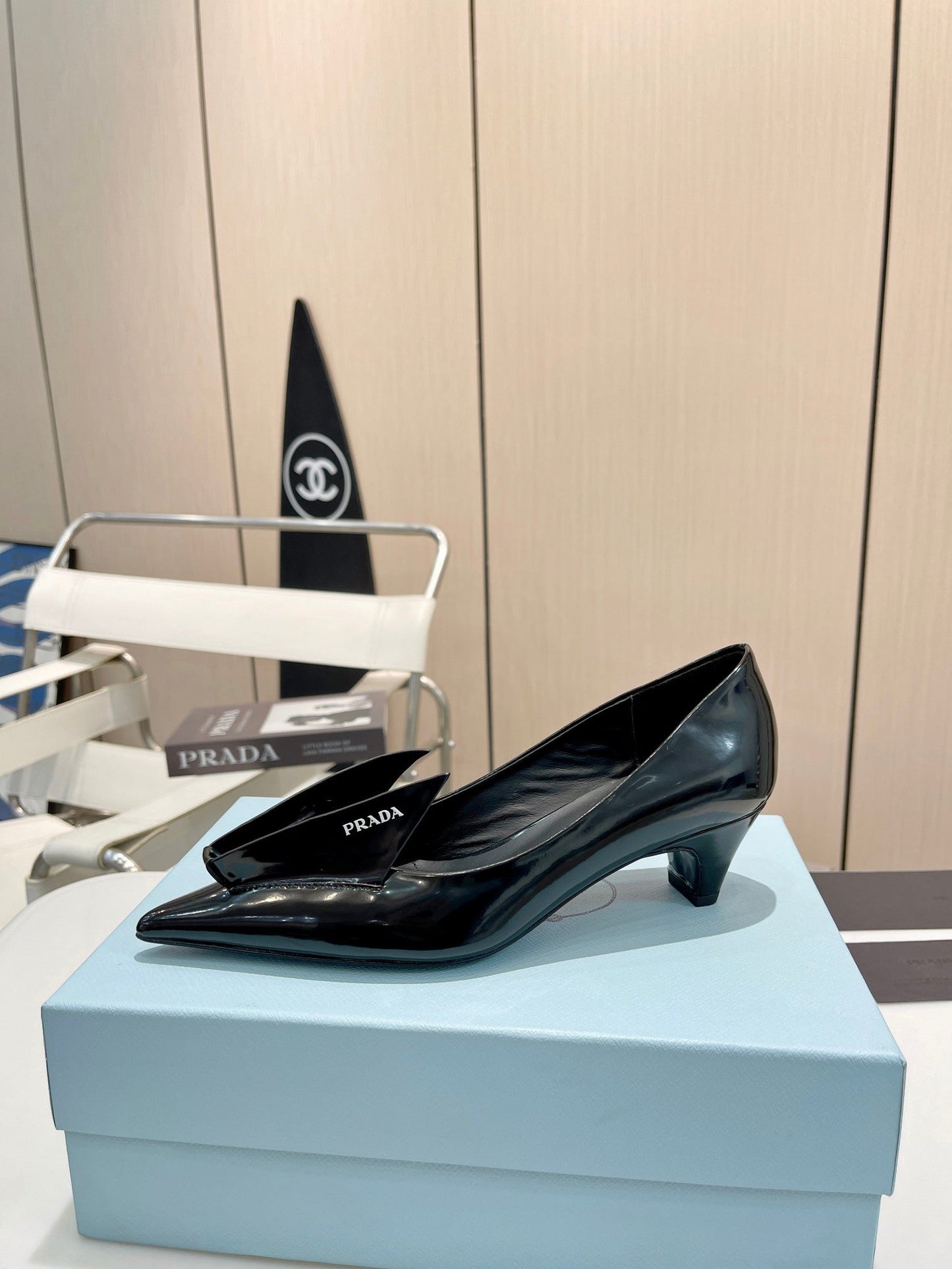 KITTEN HEEL PUMPS WITH CREATIVE SHAPE IN BLACK GLOSSY LAMBSKIN