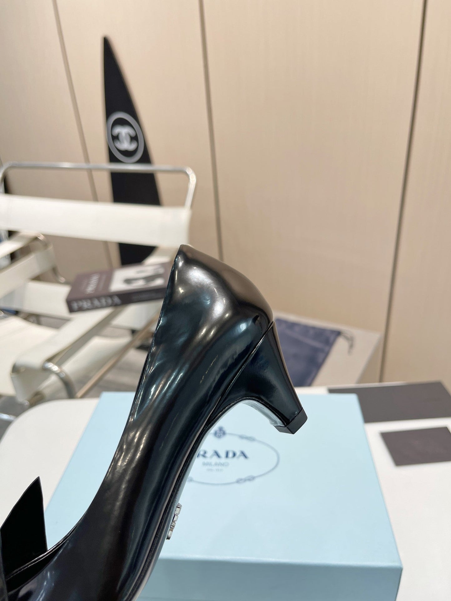 KITTEN HEEL PUMPS WITH CREATIVE SHAPE IN BLACK GLOSSY LAMBSKIN