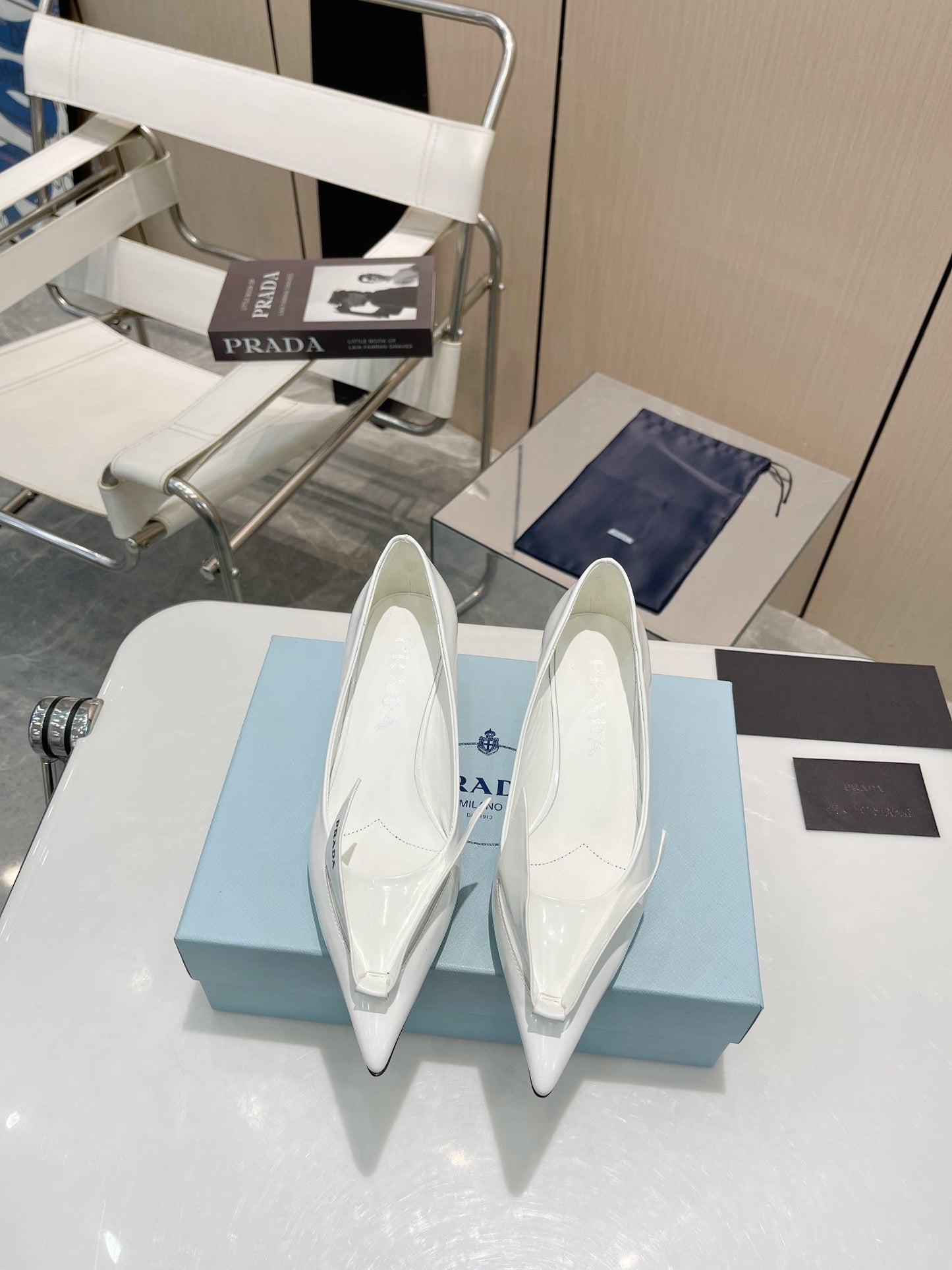 KITTEN HEEL PUMPS WITH CREATIVE SHAPE IN WHITE GLOSSY LAMBSKIN