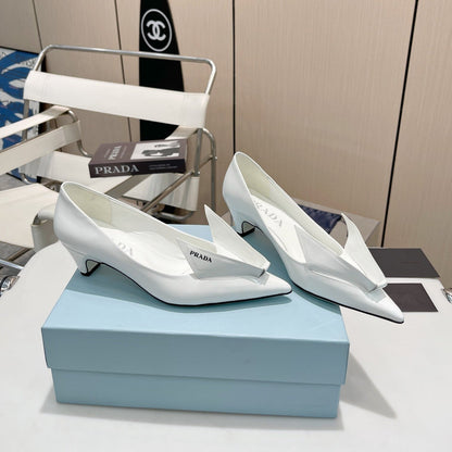 KITTEN HEEL PUMPS WITH CREATIVE SHAPE IN WHITE GLOSSY LAMBSKIN