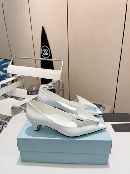 KITTEN HEEL PUMPS WITH CREATIVE SHAPE IN WHITE GLOSSY LAMBSKIN