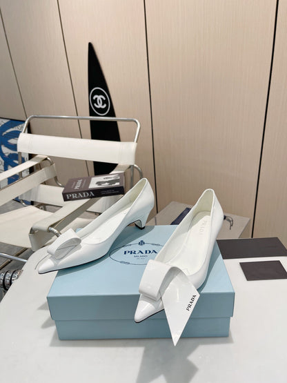 KITTEN HEEL PUMPS WITH CREATIVE SHAPE IN WHITE GLOSSY LAMBSKIN