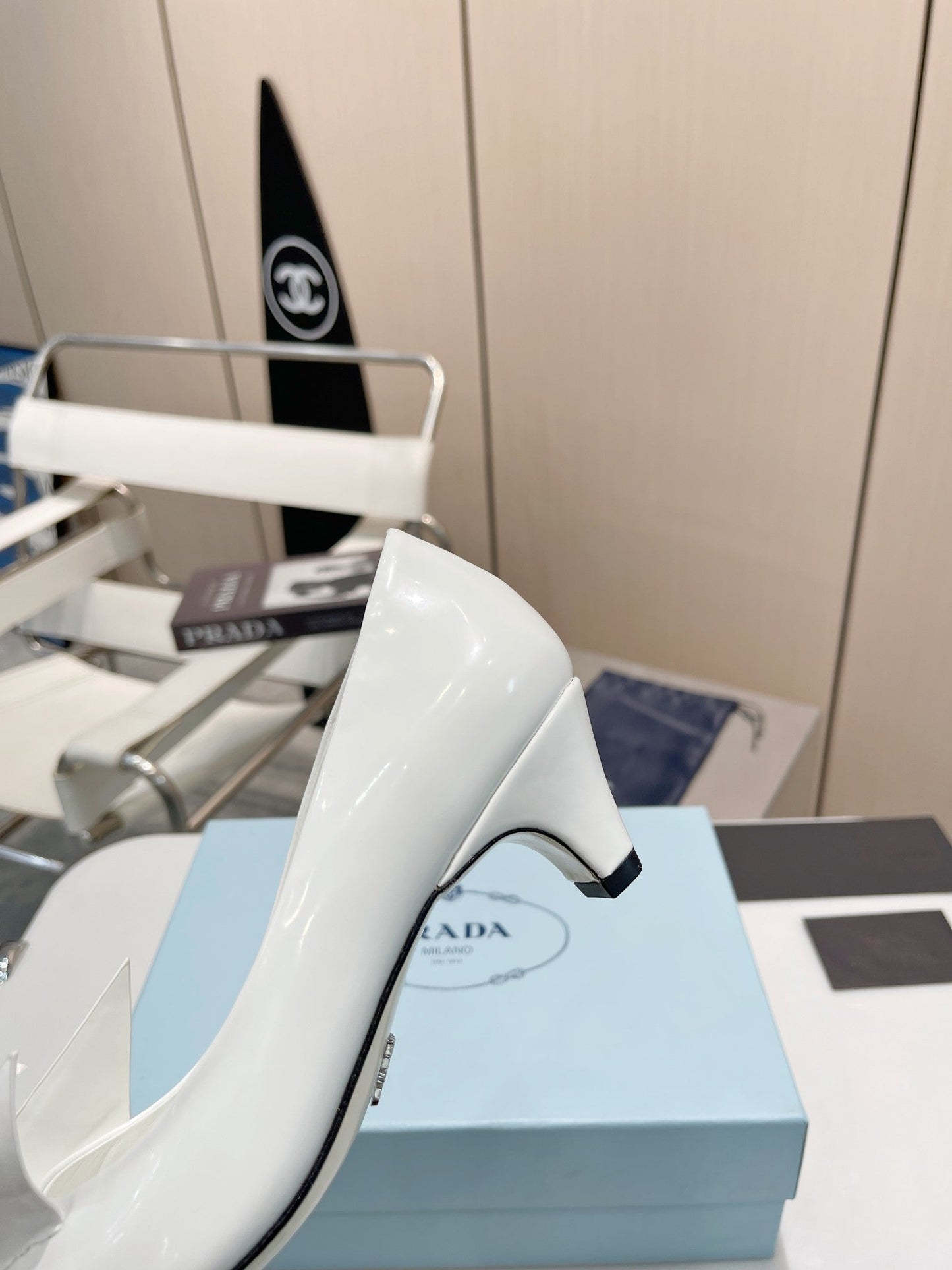 KITTEN HEEL PUMPS WITH CREATIVE SHAPE IN WHITE GLOSSY LAMBSKIN