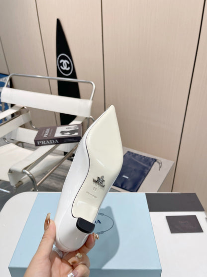 KITTEN HEEL PUMPS WITH CREATIVE SHAPE IN WHITE GLOSSY LAMBSKIN