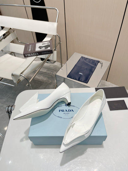 KITTEN HEEL PUMPS WITH CREATIVE SHAPE IN WHITE GLOSSY LAMBSKIN