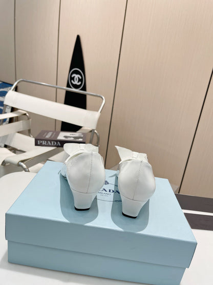 KITTEN HEEL PUMPS WITH CREATIVE SHAPE IN WHITE GLOSSY LAMBSKIN