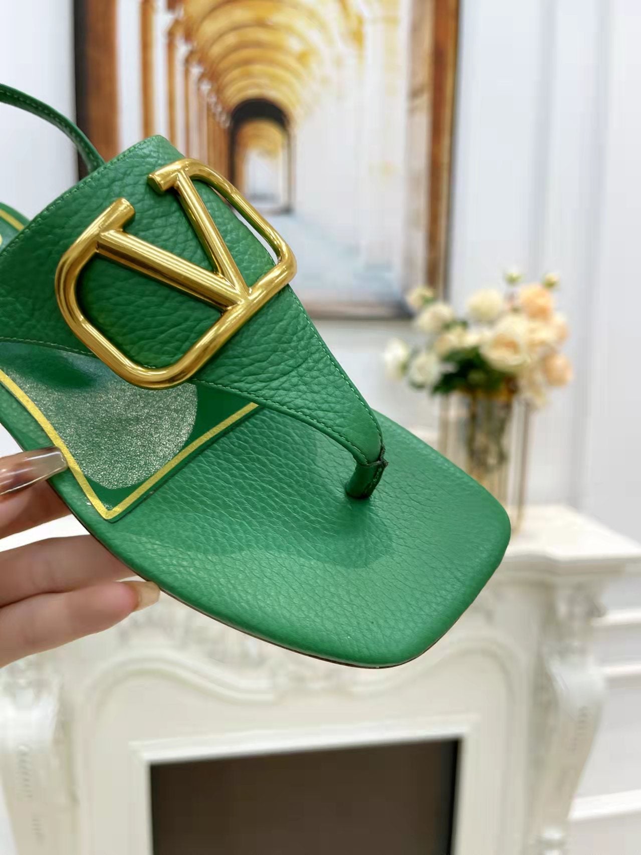 THONG SANDALS IN EMERALD GREEN CALFSKIN WITH GOLD LOGO