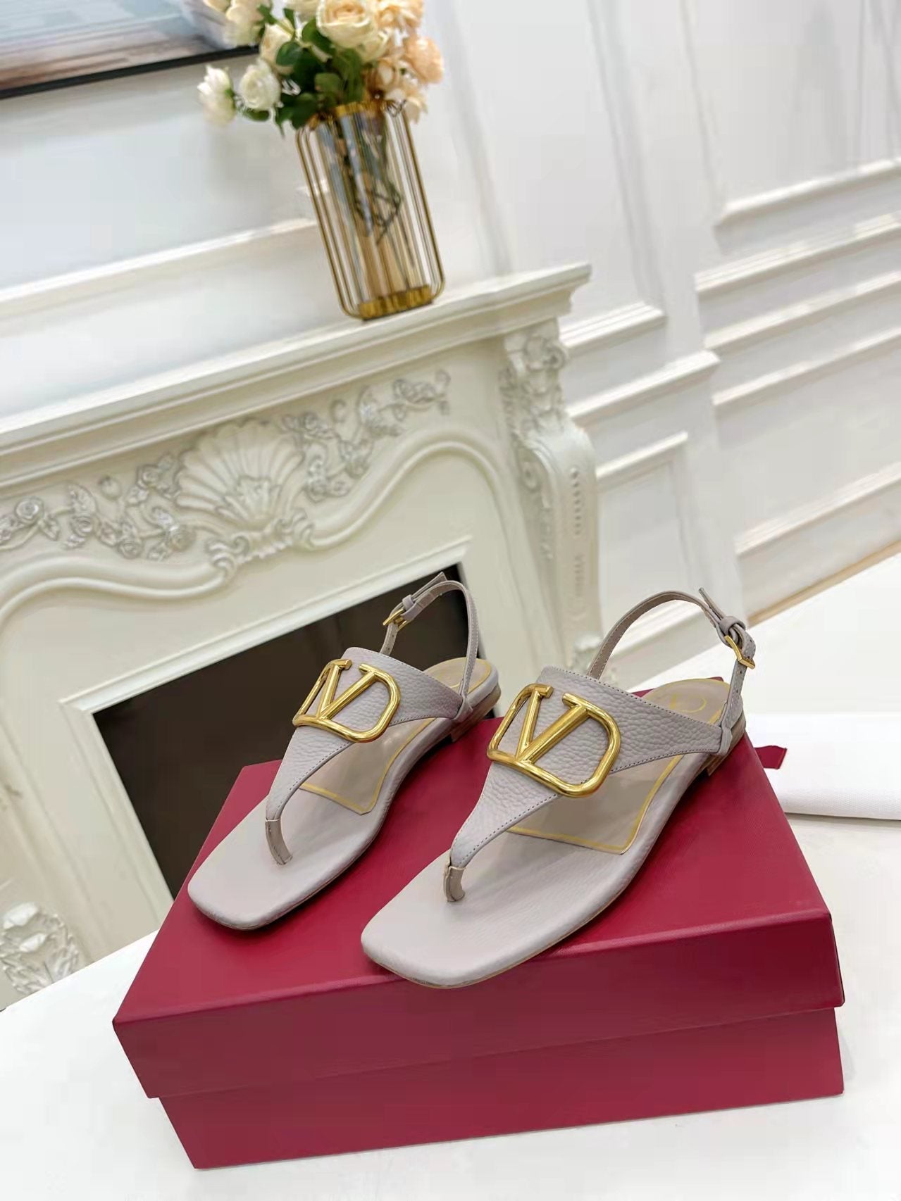 THONG SANDALS IN THISTLE PURPLE CALFSKIN WITH GOLD LOGO