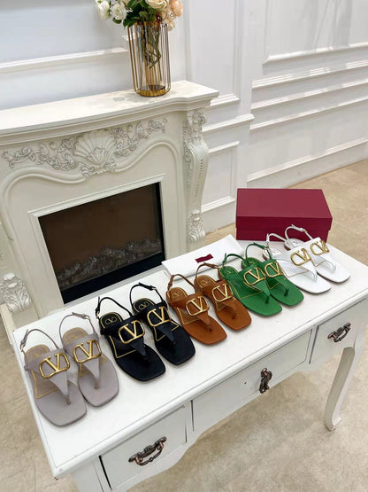 THONG SANDALS IN THISTLE PURPLE CALFSKIN WITH GOLD LOGO