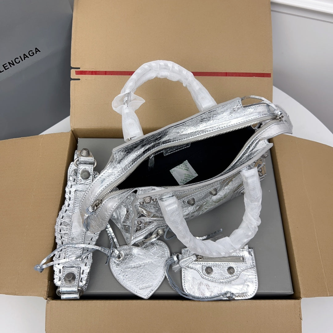 NEO CAGOLE 26 IN SILVER METALLIC LAMBSKIN