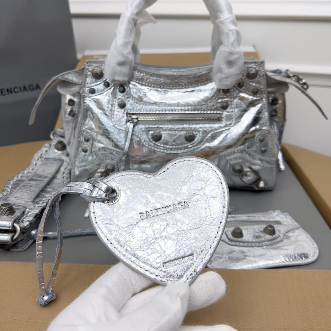 NEO CAGOLE 26 IN SILVER METALLIC LAMBSKIN