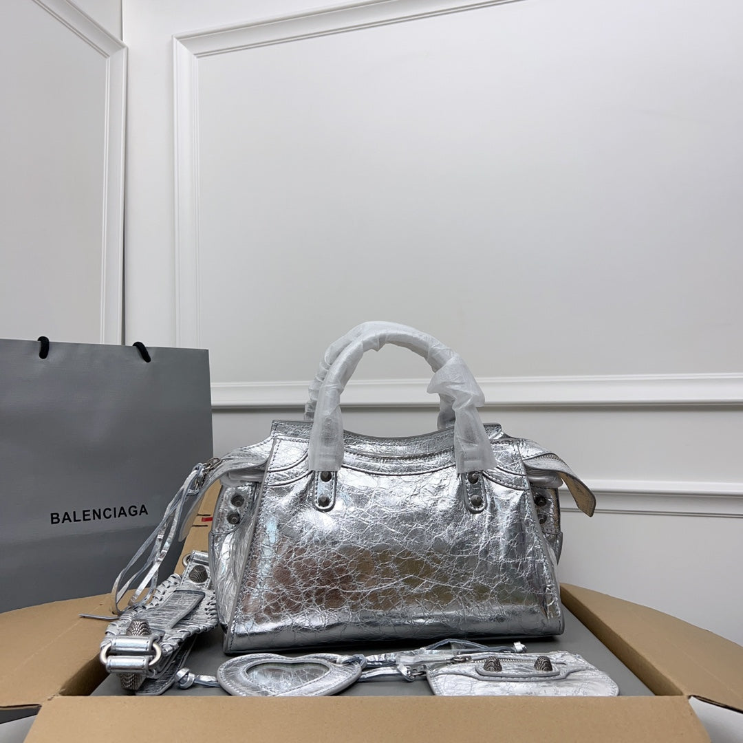 NEO CAGOLE 26 IN SILVER METALLIC LAMBSKIN