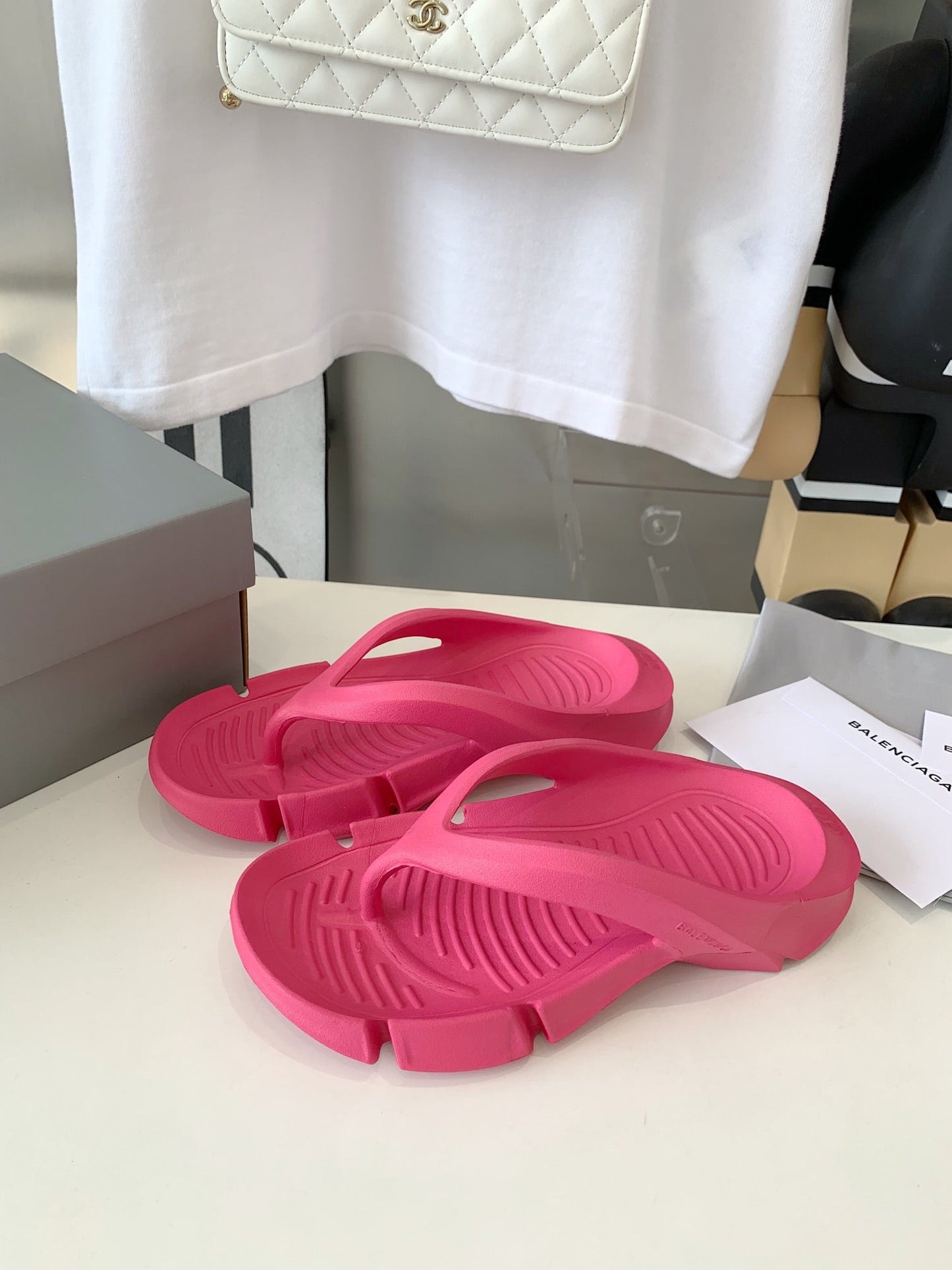 THONG SANDALS IN CABARET PINK RUBBER