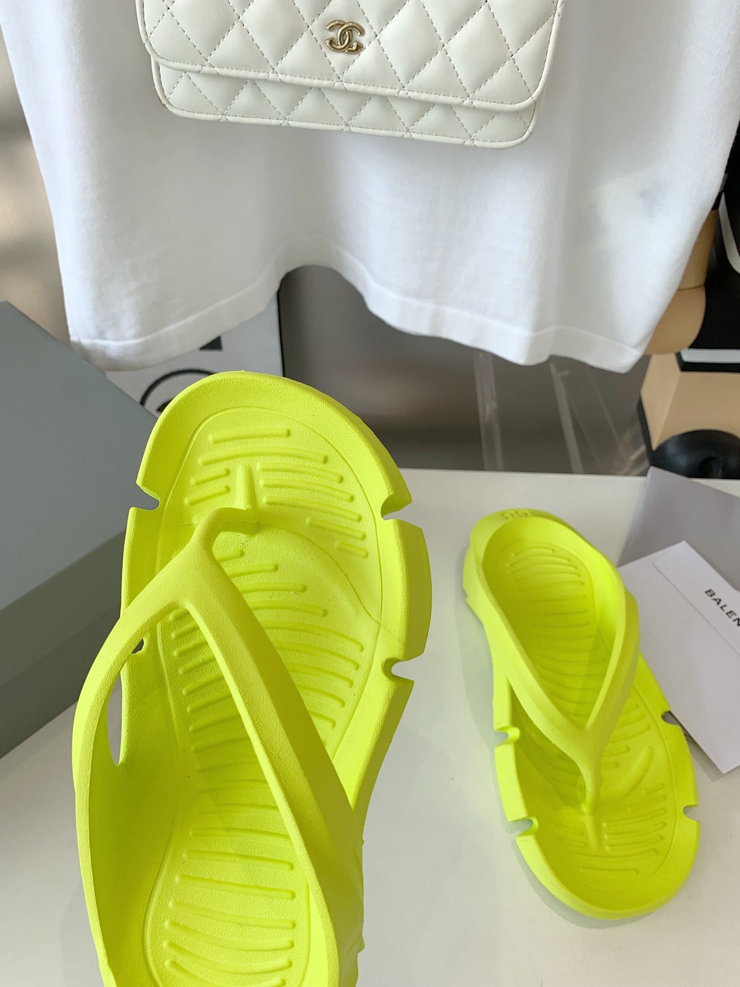 THONG SANDALS IN VOLT GREEN RUBBER