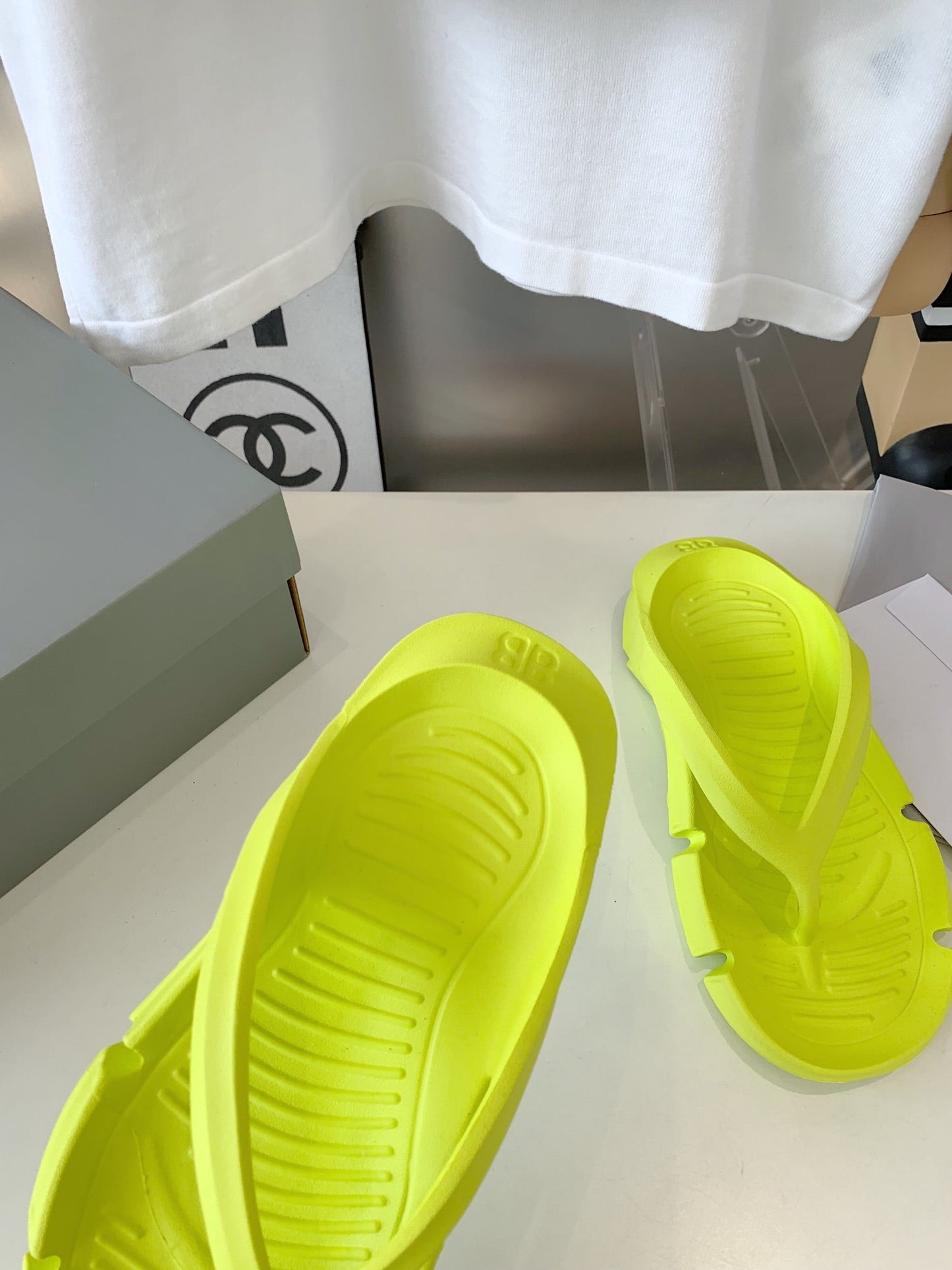 THONG SANDALS IN VOLT GREEN RUBBER