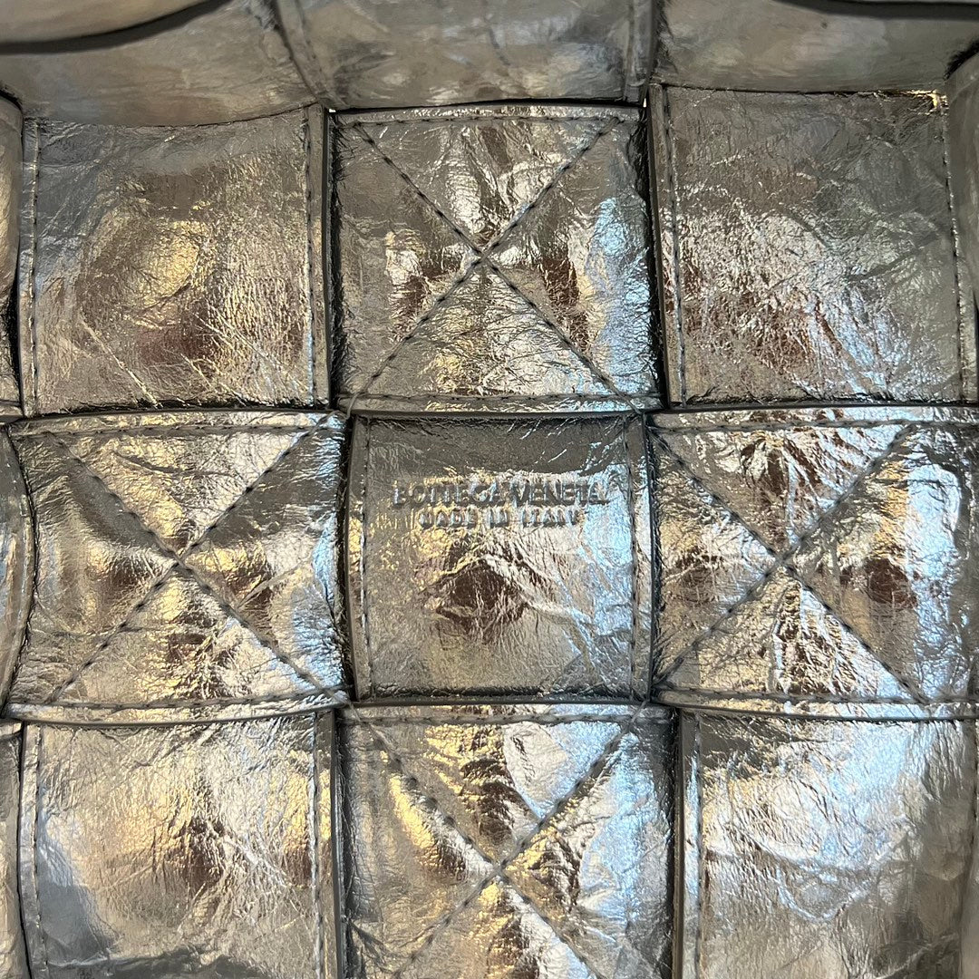 SMALL CASSETTE BUCKET 18 IN SILVER METALLIC SOFT LAMBSKIN