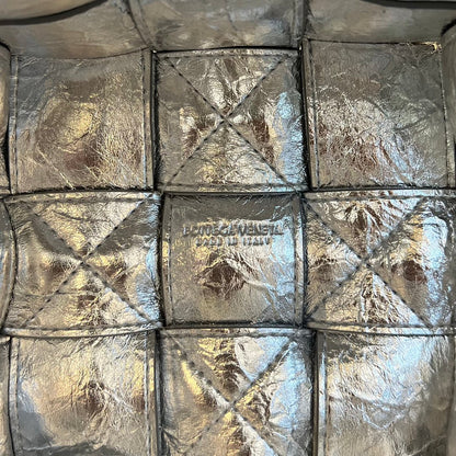 SMALL CASSETTE BUCKET 18 IN SILVER METALLIC SOFT LAMBSKIN