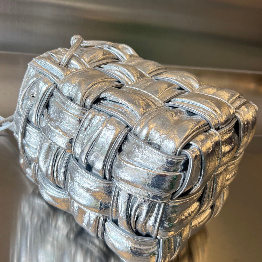 SMALL CASSETTE BUCKET 18 IN SILVER METALLIC SOFT LAMBSKIN