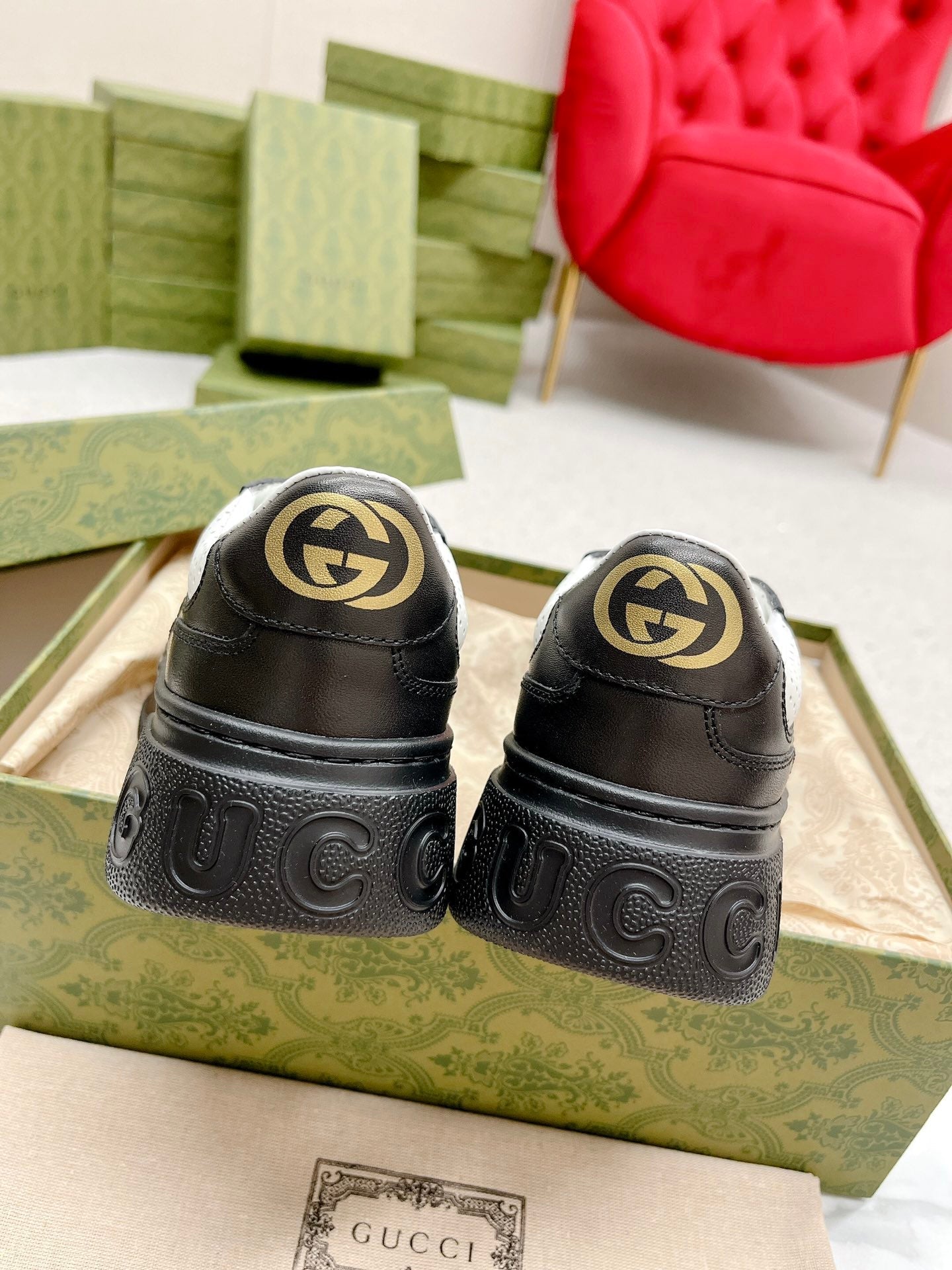 GG EMBOSSED TRAINER BLACK AND WHITE CALFSKIN