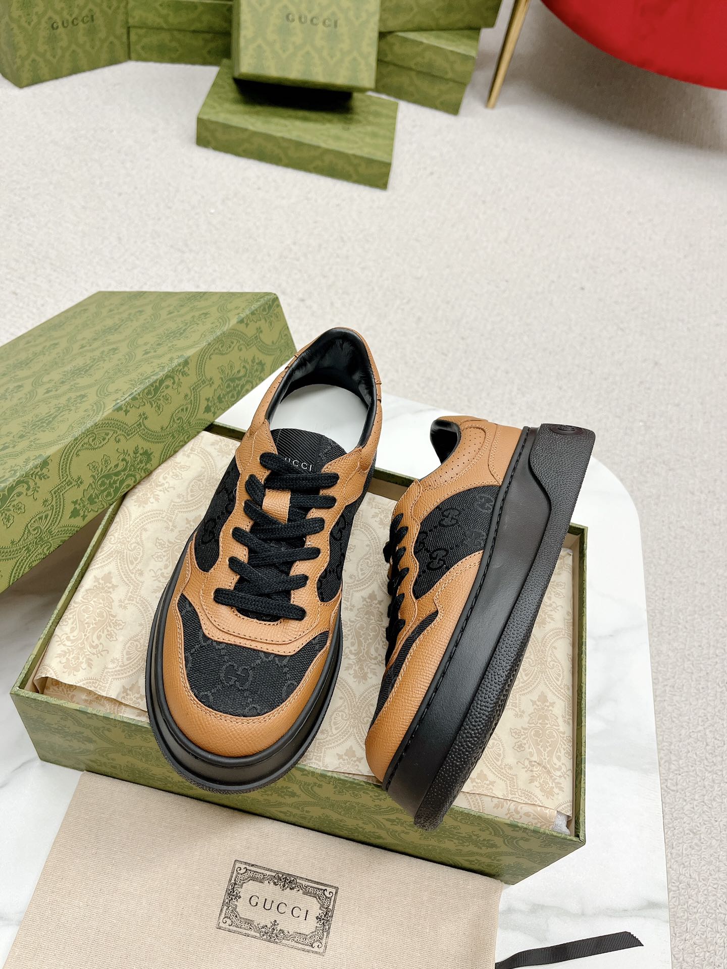 GG TRAINER BLACK AND TAWNY CALFSKIN