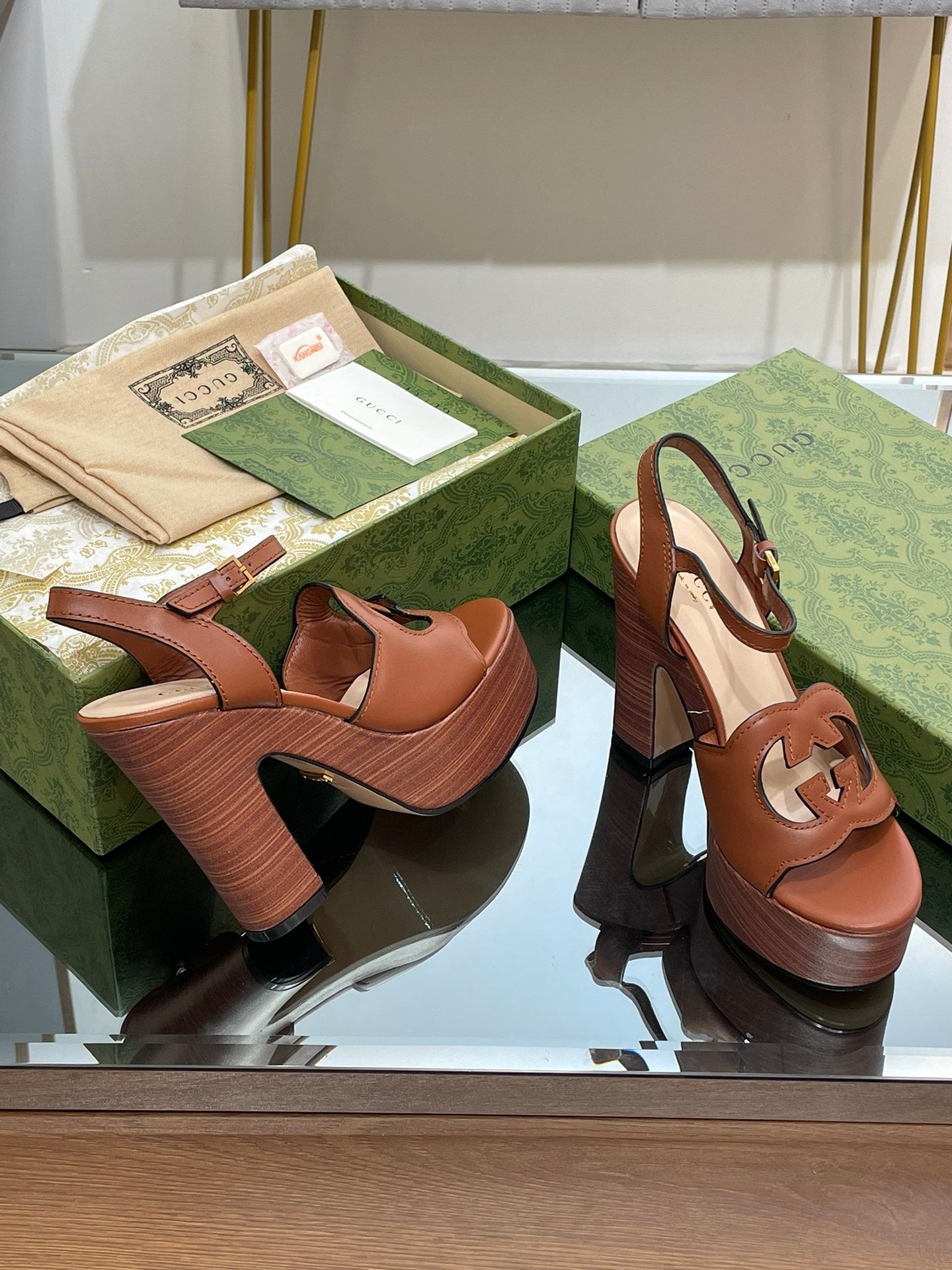 GG 120 INTERLOCKING G SANDAL CARAMEL CALFSKIN