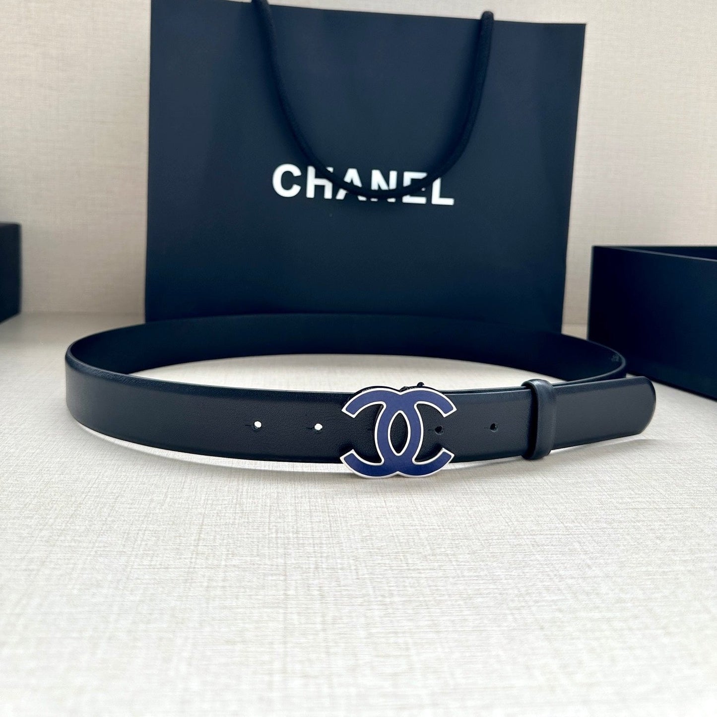 CC 30MM BELT IN BLACK SMOOTH CALFSKIN WITH NAVY BLUE METAL LOGO