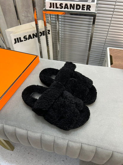 CHYPRE SLIPPERS IN BLACK LAMB WOOL