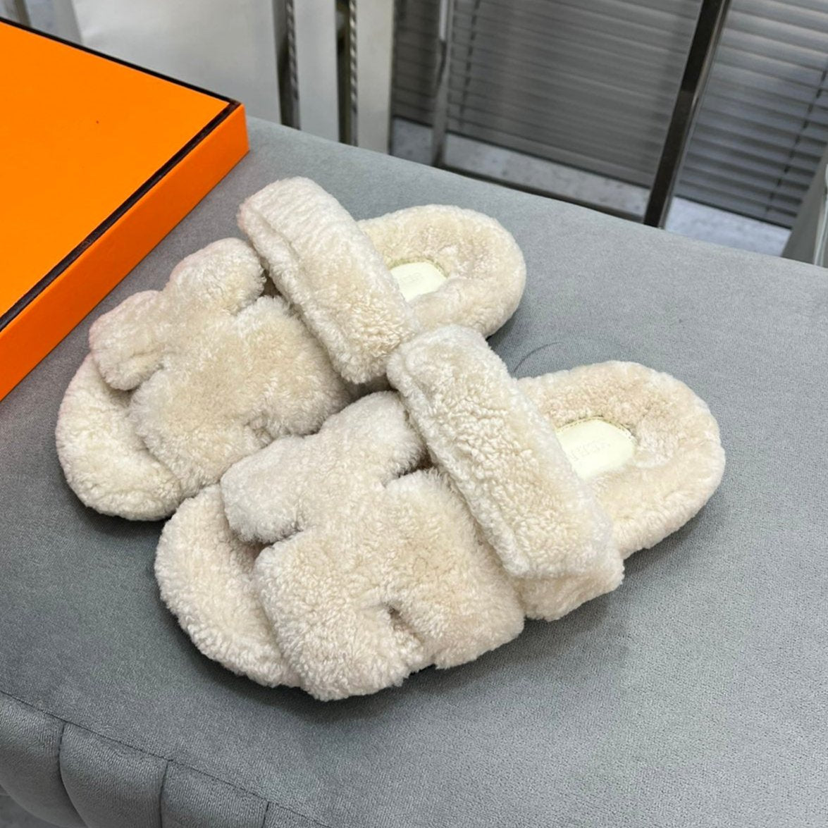 CHYPRE SLIPPERS IN BISQUE BEIGE LAMB WOOL