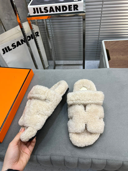 CHYPRE SLIPPERS IN BISQUE BEIGE LAMB WOOL