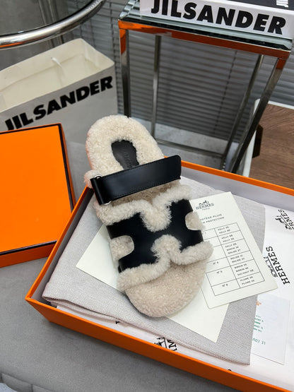 CHYPRE SLIPPERS IN BEIGE LAMB WOOL AND BLACK CALFSKIN