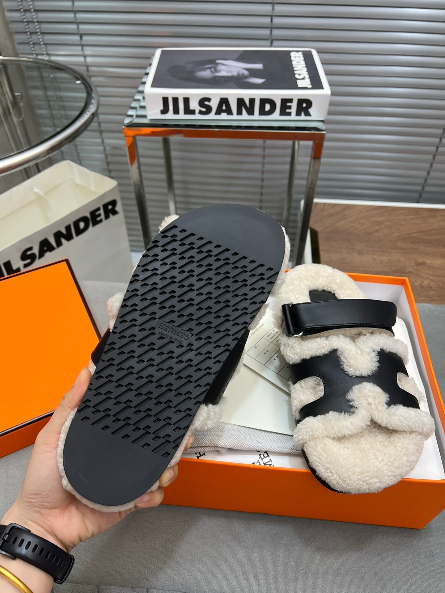 CHYPRE SLIPPERS IN BEIGE LAMB WOOL AND BLACK CALFSKIN