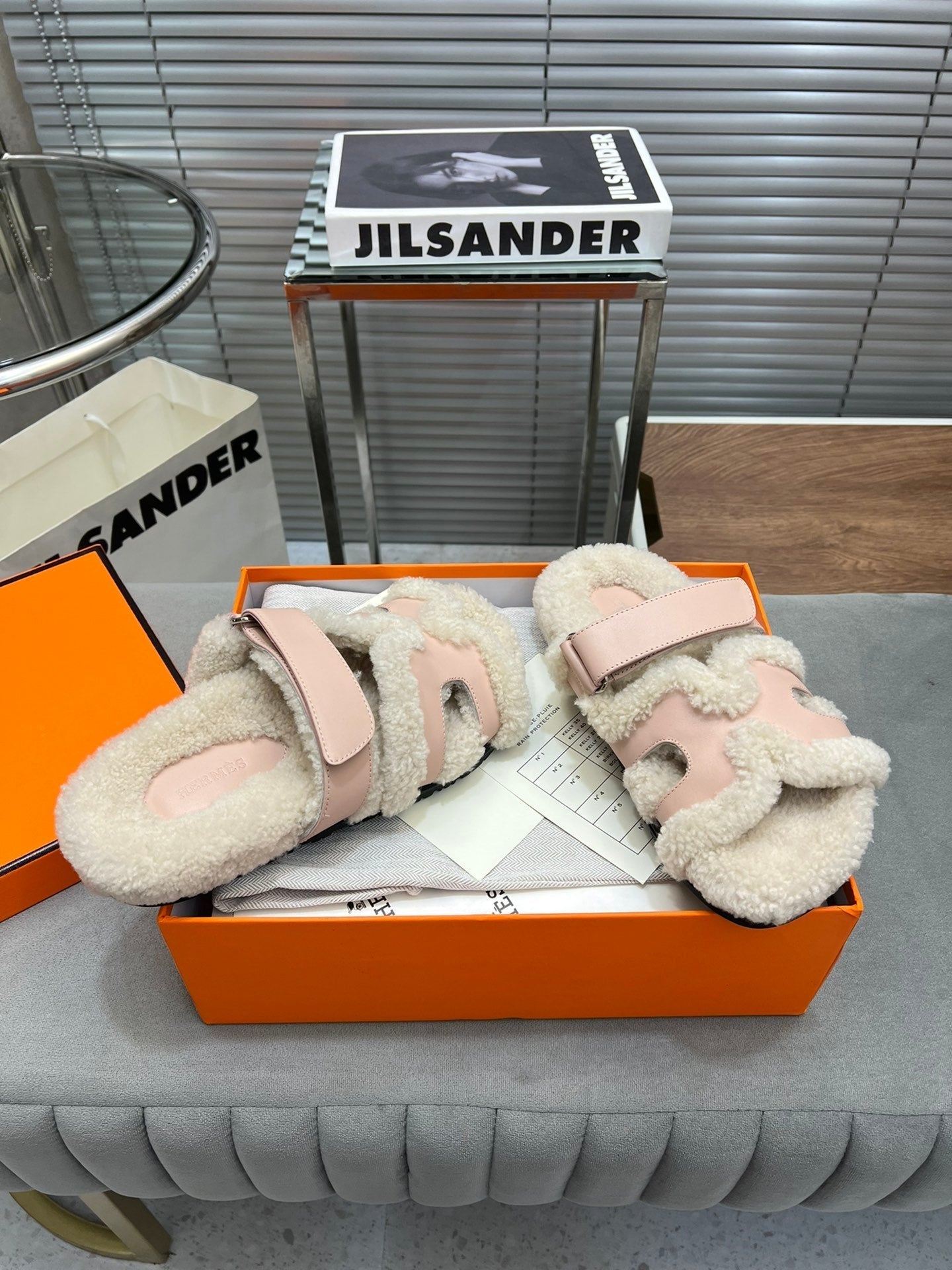 CHYPRE SLIPPERS IN BEIGE LAMB WOOL AND BABY PINK CALFSKIN