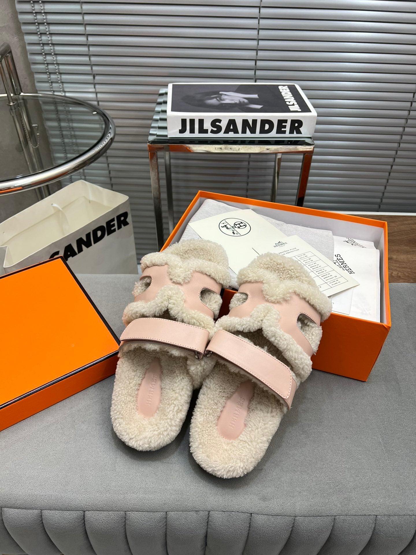 CHYPRE SLIPPERS IN BEIGE LAMB WOOL AND BABY PINK CALFSKIN