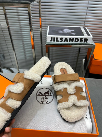 CHYPRE SLIPPERS IN BEIGE LAMB WOOL AND PERU BROWN SUEDE