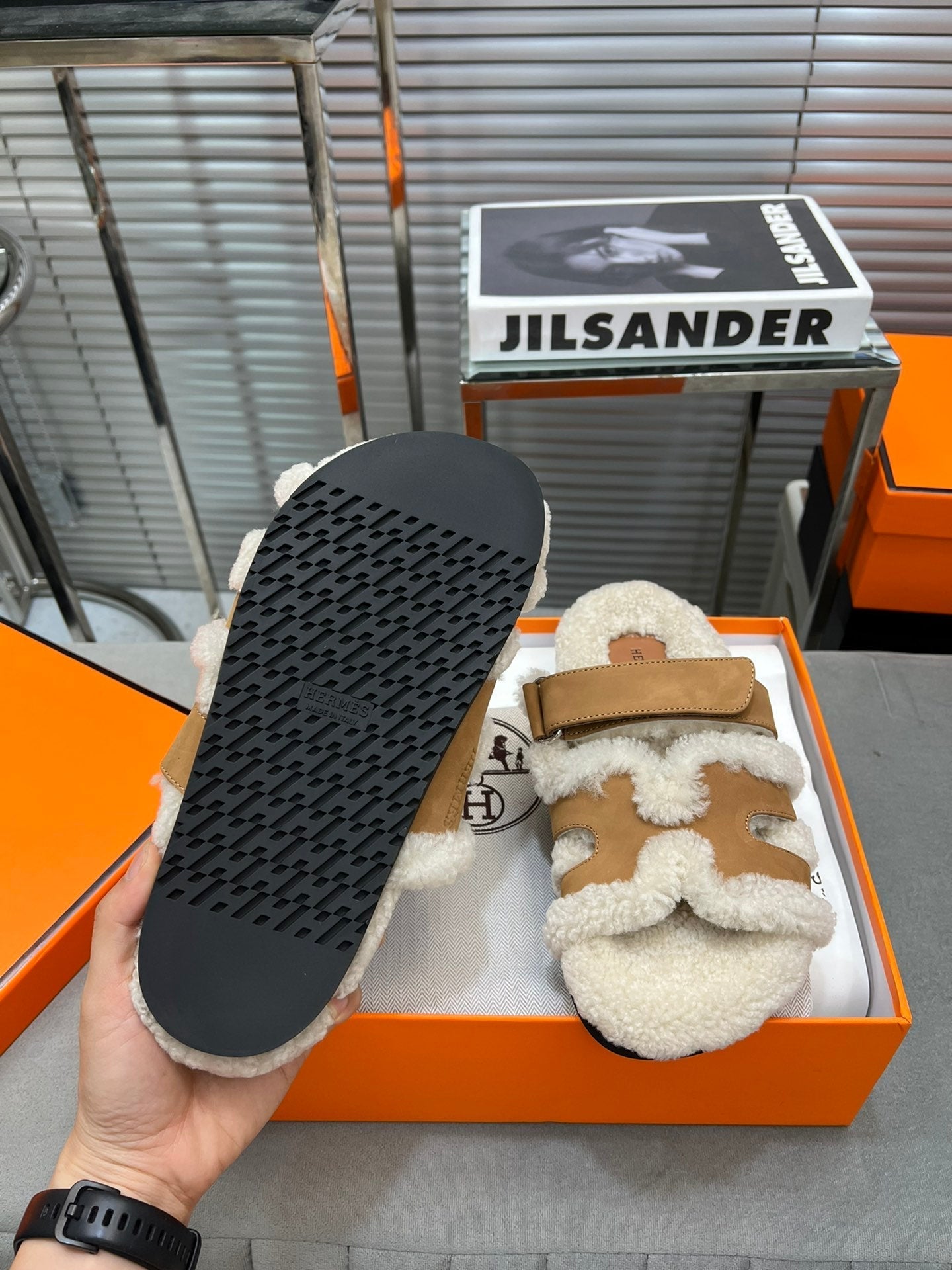 CHYPRE SLIPPERS IN BEIGE LAMB WOOL AND PERU BROWN SUEDE