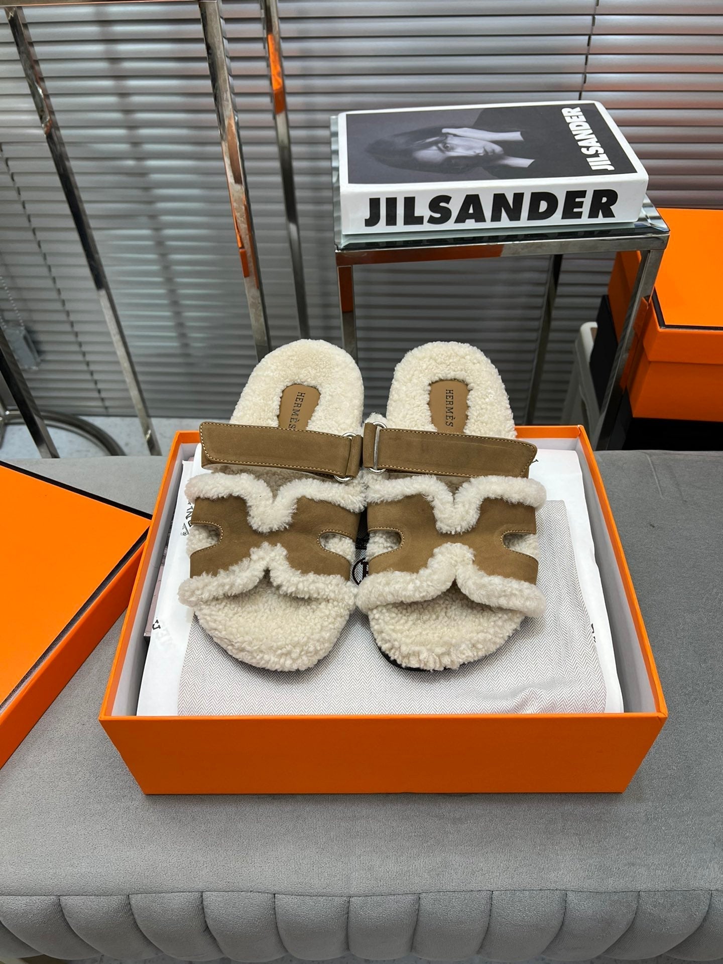 CHYPRE SLIPPERS IN BEIGE LAMB WOOL AND LIGHT FRENCH BEIGE SUEDE