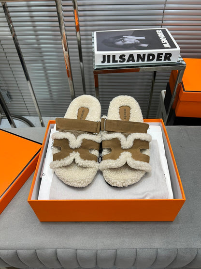 CHYPRE SLIPPERS IN BEIGE LAMB WOOL AND LIGHT FRENCH BEIGE SUEDE